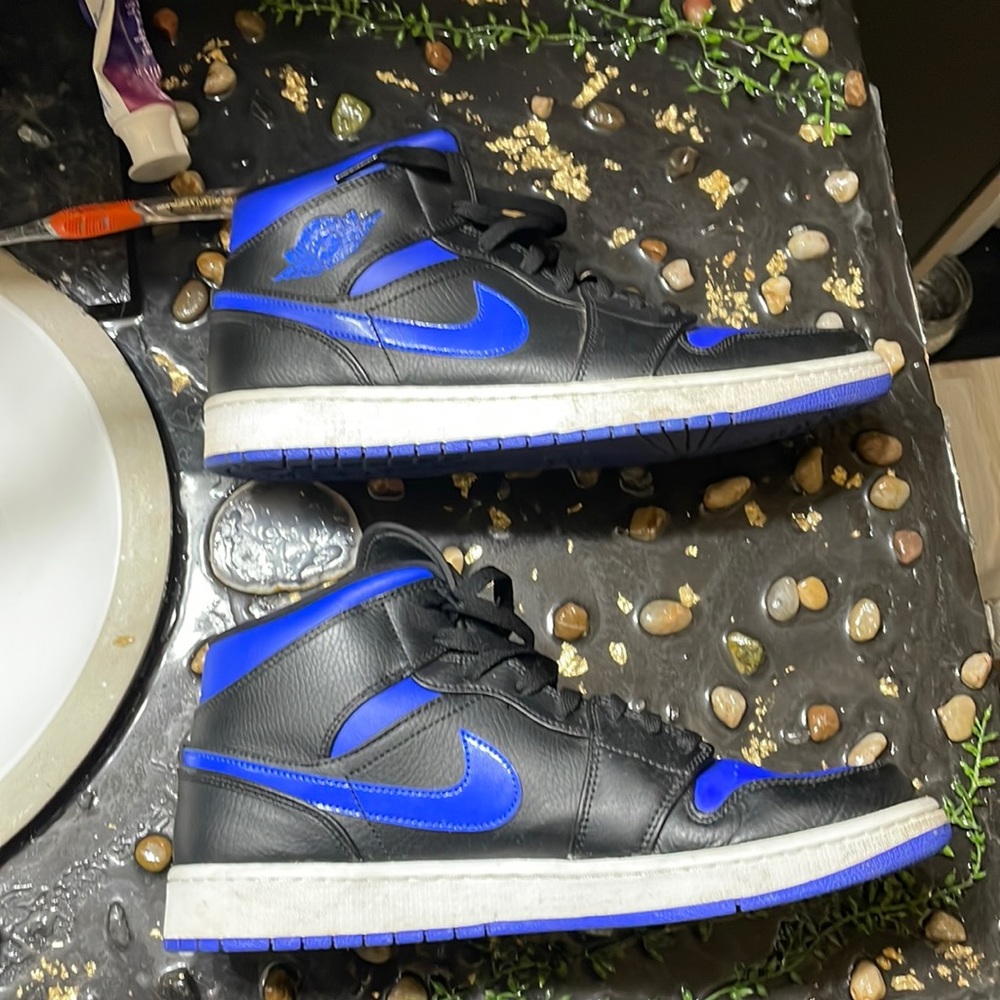 Air Jordan mid black royal hyper size 12 comes with og box worn only a few times